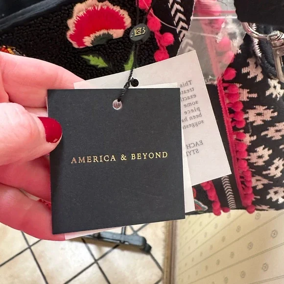 America and Beyond Embroidered And Beaded Tote/Crossbody Bag NWT - Picture 3 of 7